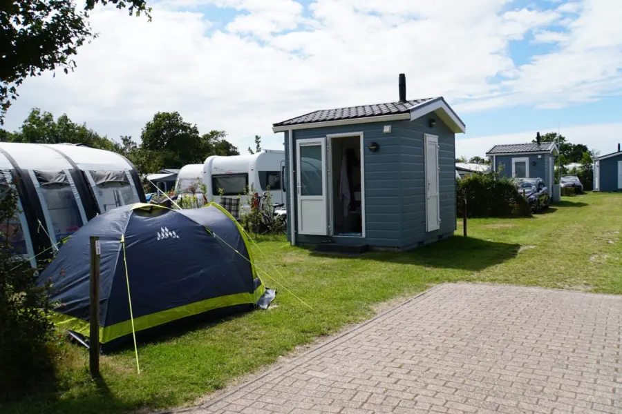 Luxe comfortplaats met privé sanitair in Burgh-Haamstede Camping Ginsterveld 1