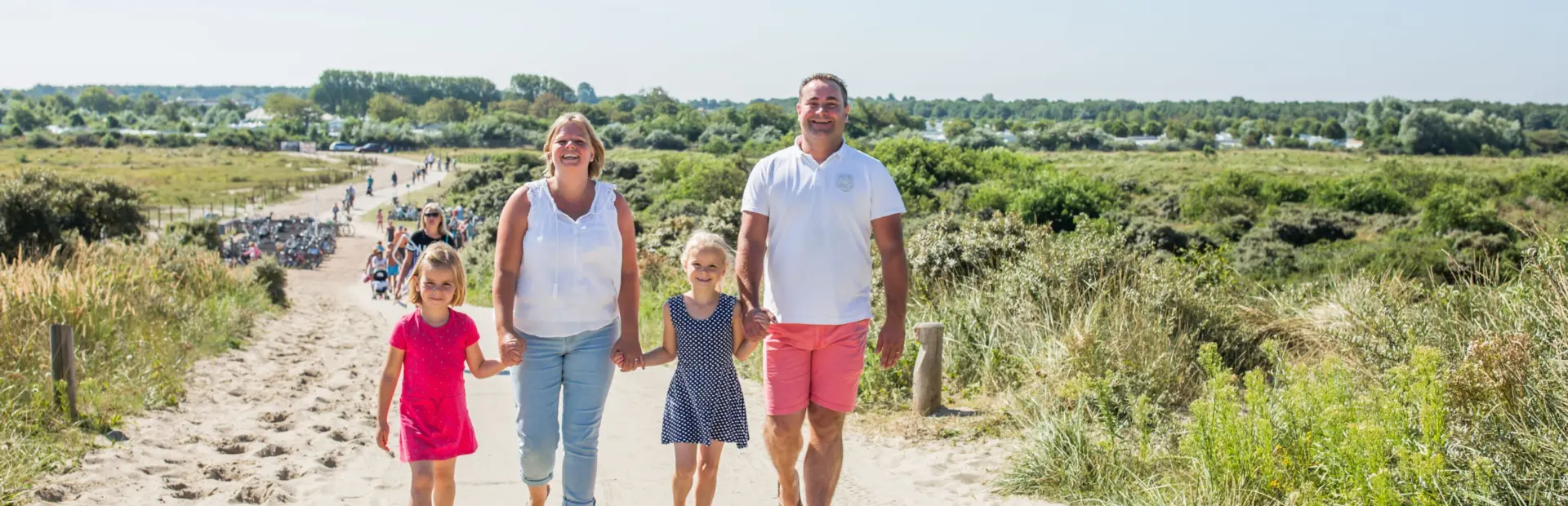 Strandwandeling familie