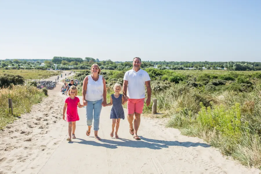 Strandwandeling familie