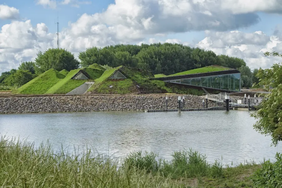 1. Foto - Zicht vanaf de brug op het Biesbosch Museum ∏ Ronald Tilleman
