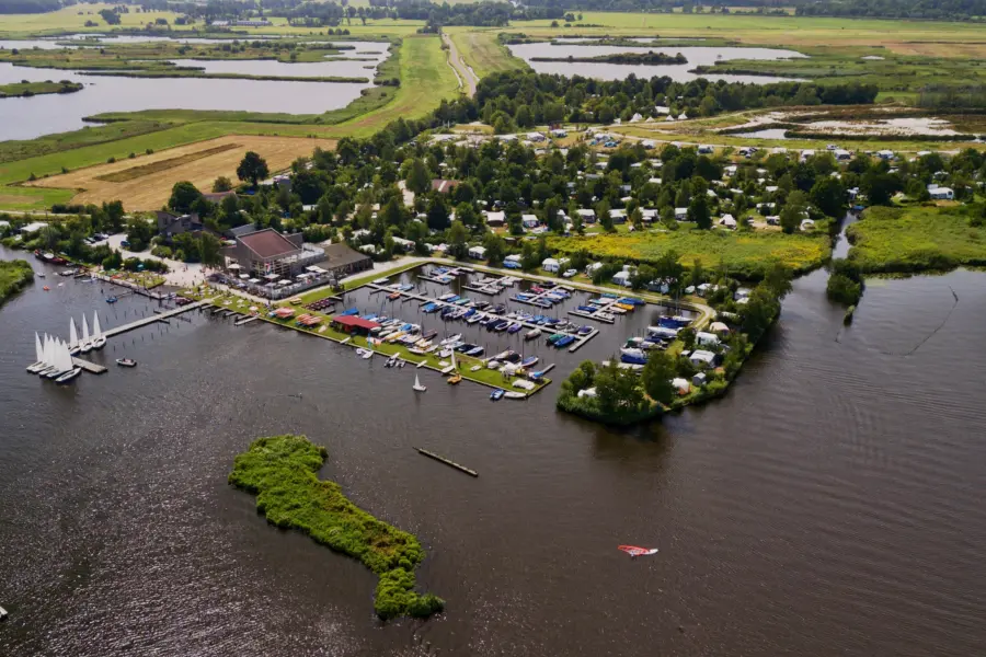Camperplaatsen aan het water in Friesland