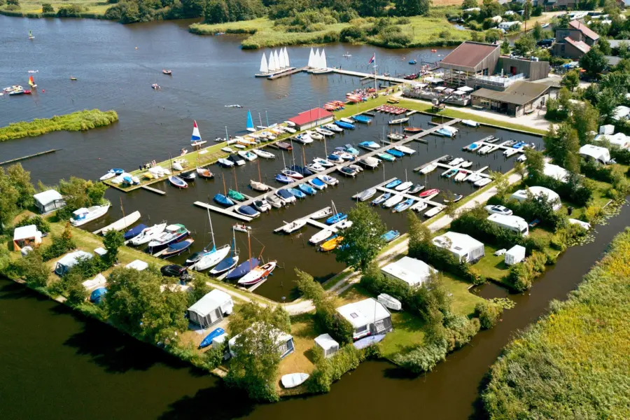 Kampeerplaatsen jachthaven Cnossen Leekstermeer