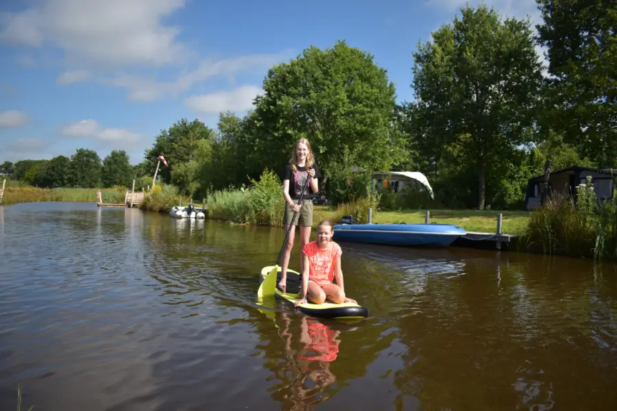 Kampeerplaatsen aan het water met aanlegsteiger